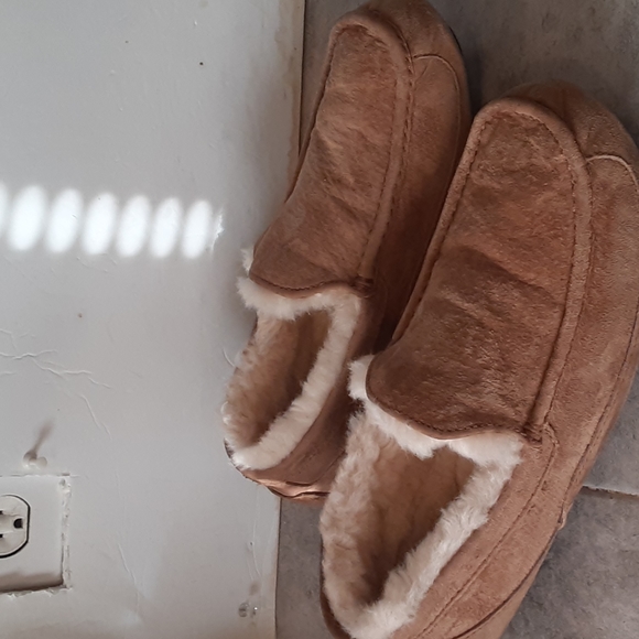 UGG  slipper  size  9 men - Picture 2 of 5